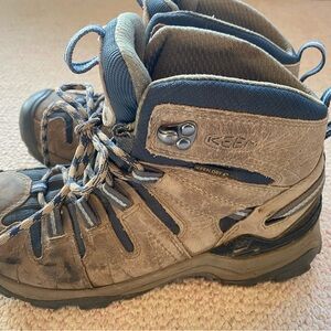 KEEN Targhee Mid Hiking Boots